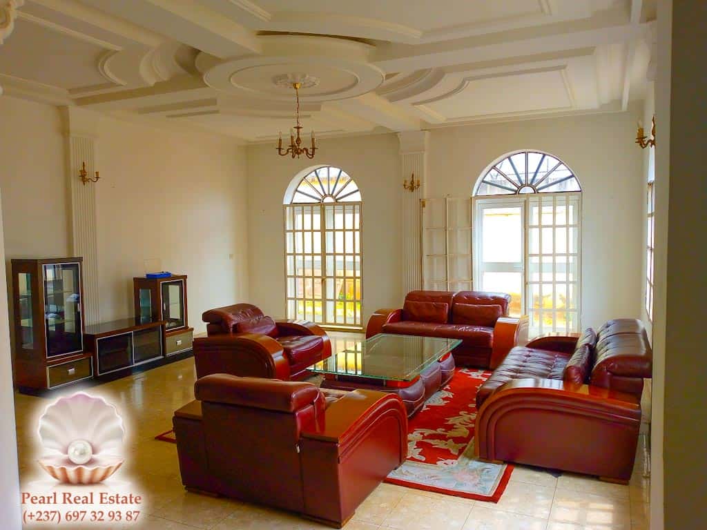 Maison (Villa) à louer - Yaoundé, Bastos, Golf - 1 salon(s), 4 chambre(s), 3 salle(s) de bains - 2 500 000 FCFA / mois