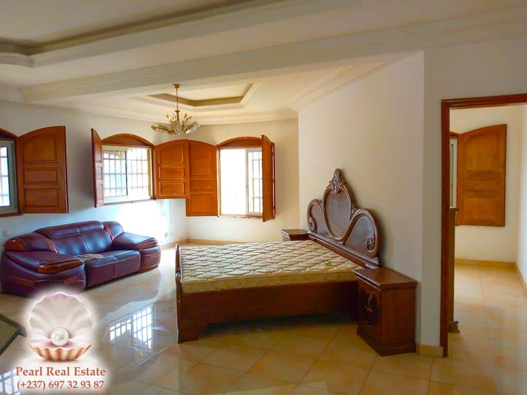 Maison (Villa) à louer - Yaoundé, Bastos, Golf - 1 salon(s), 4 chambre(s), 3 salle(s) de bains - 2 500 000 FCFA / mois