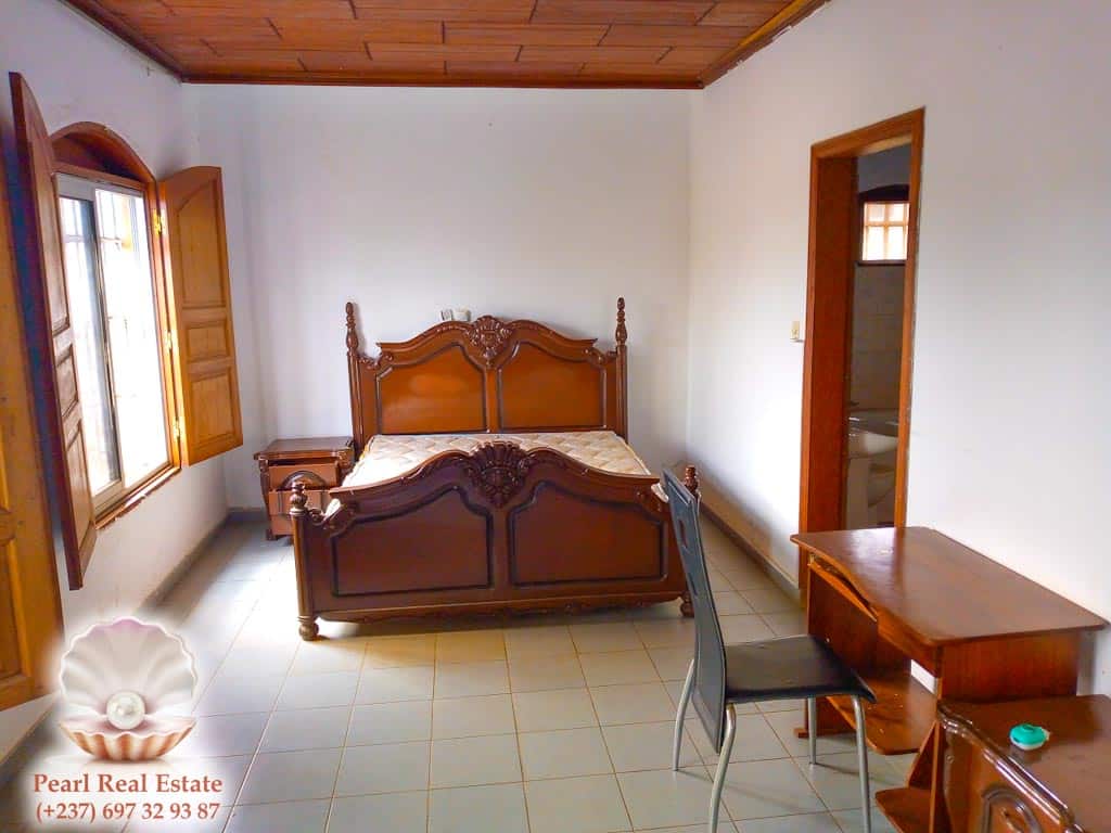 Maison (Villa) à louer - Yaoundé, Bastos, Golf - 1 salon(s), 4 chambre(s), 3 salle(s) de bains - 2 500 000 FCFA / mois