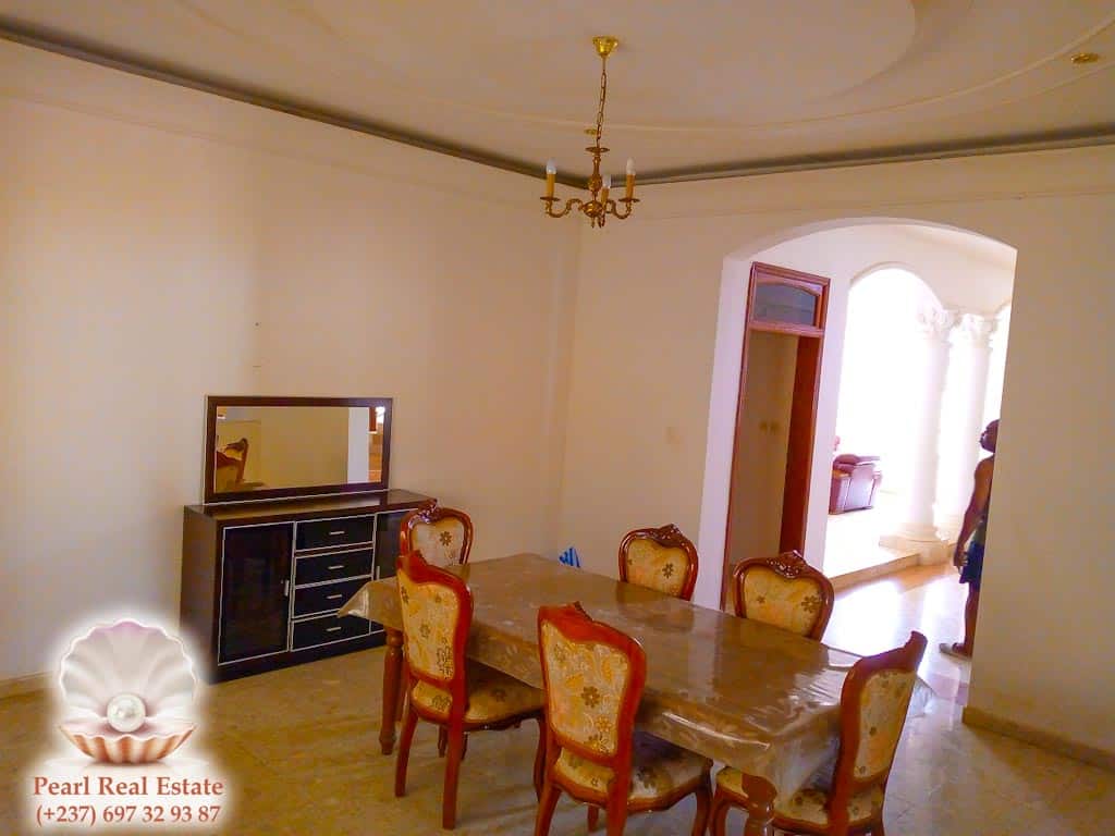 Maison (Villa) à louer - Yaoundé, Bastos, Golf - 1 salon(s), 4 chambre(s), 3 salle(s) de bains - 2 500 000 FCFA / mois