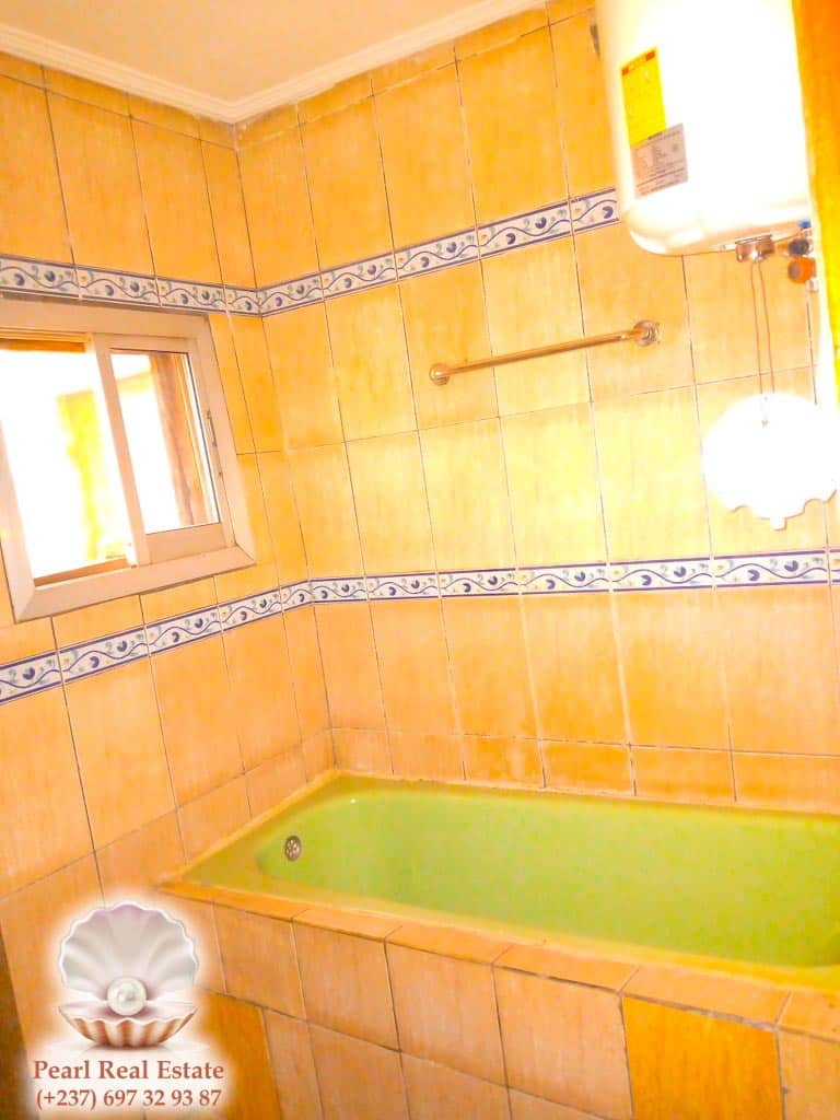 Apartment to rent - Yaoundé, Mfandena, Nouvelle Route Omnisports - 1 living room(s), 2 bedroom(s), 1 bathroom(s) - 250 000 FCFA / month
