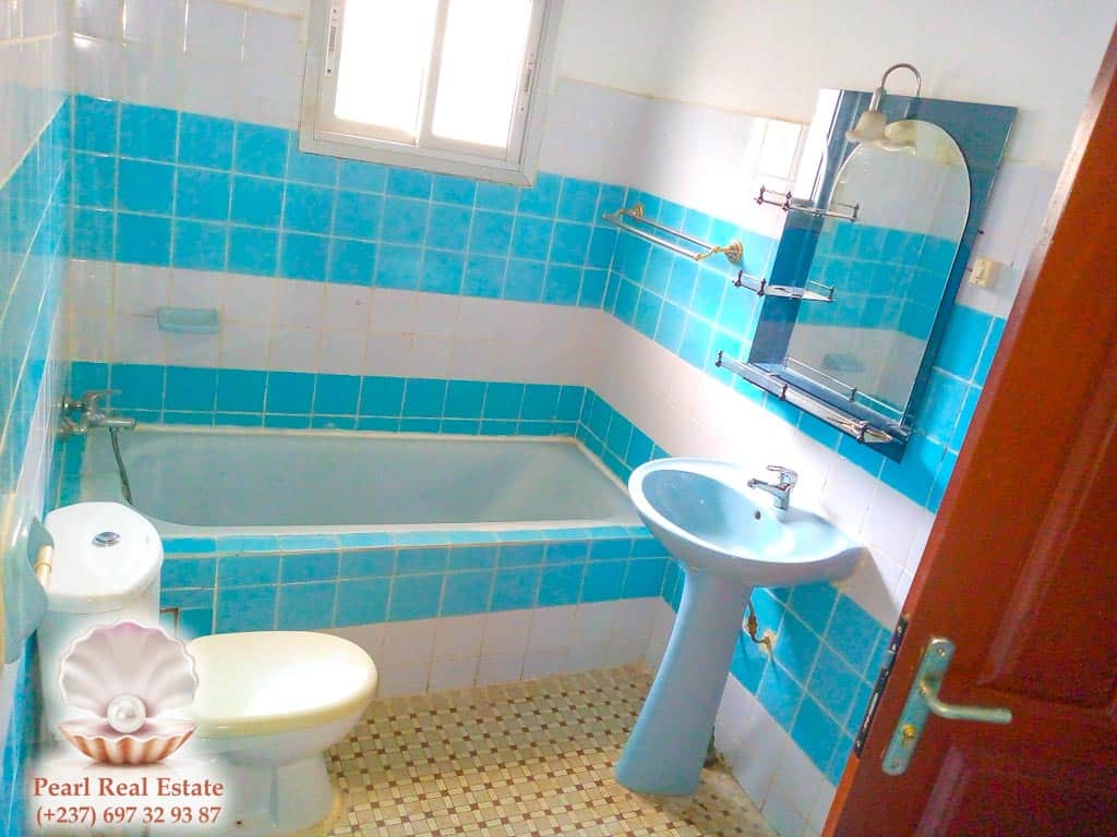 House (Villa) to rent - Yaoundé, Bastos, Laboratoire MEKA - 1 living room(s), 4 bedroom(s), 3 bathroom(s) - 1 200 000 FCFA / month
