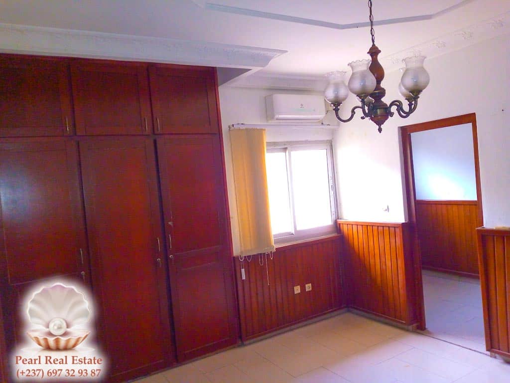 House (Villa) to rent - Yaoundé, Bastos, Laboratoire MEKA - 1 living room(s), 4 bedroom(s), 3 bathroom(s) - 1 200 000 FCFA / month