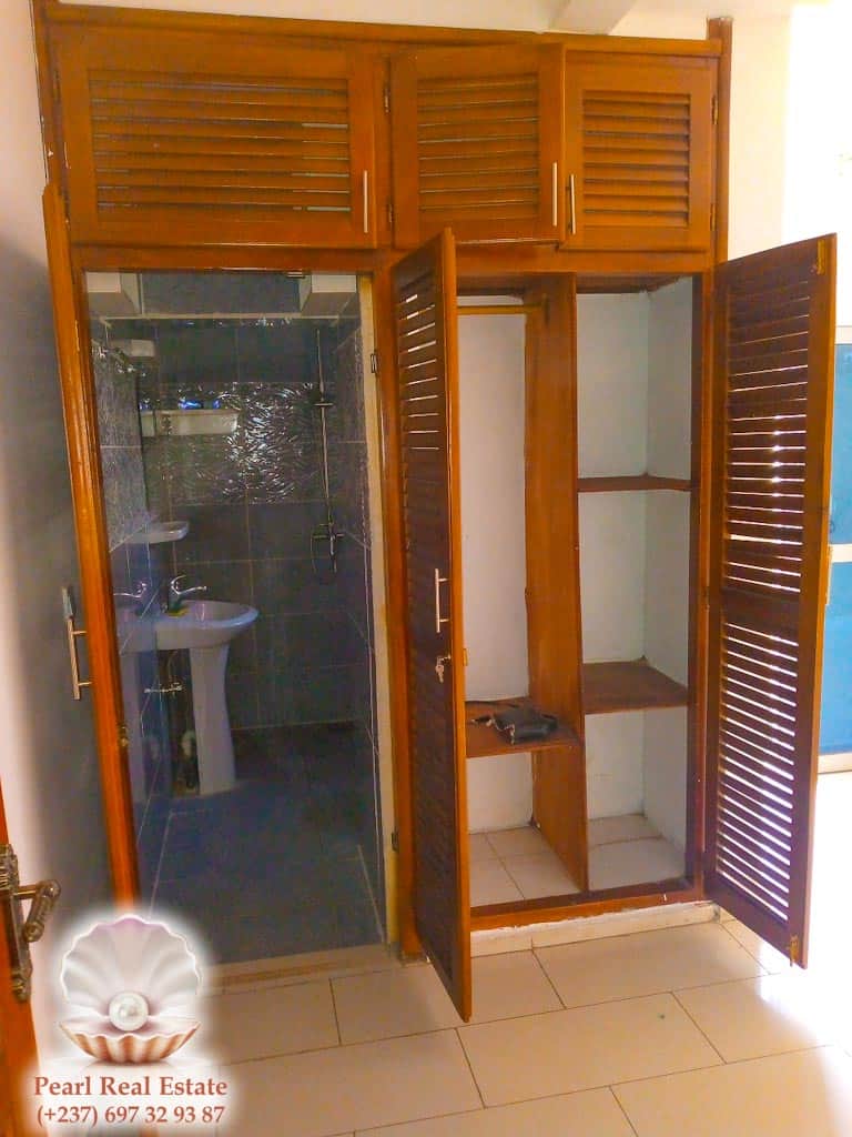 Appartement à louer - Yaoundé, Bastos, Commissariat - 1 salon(s), 2 chambre(s), 1 salle(s) de bains - 350 000 FCFA / mois