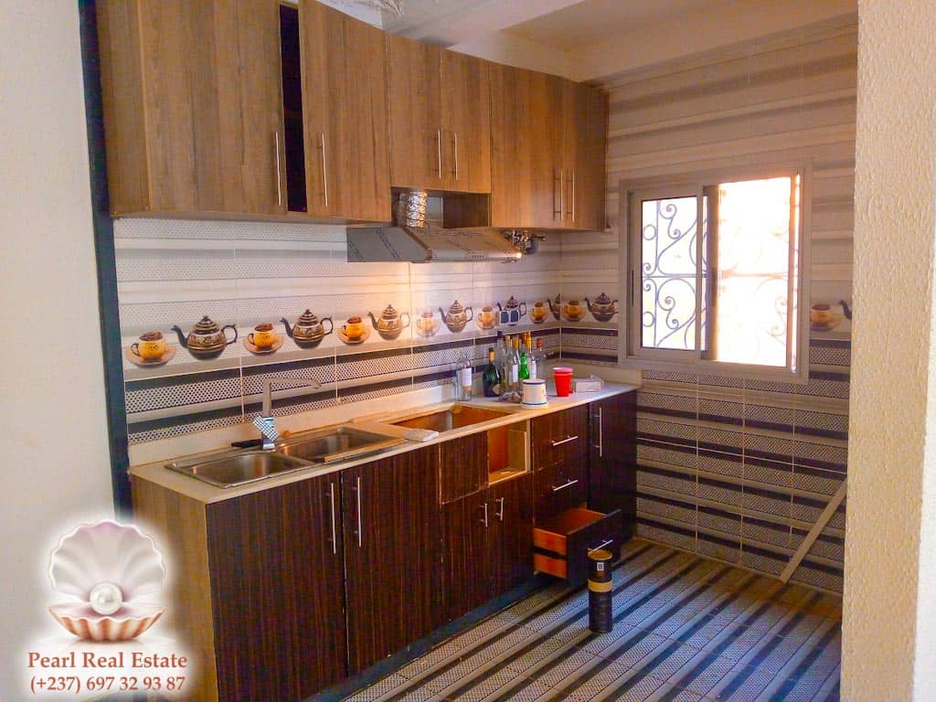 Appartement à louer - Yaoundé, Bastos, Commissariat - 1 salon(s), 2 chambre(s), 1 salle(s) de bains - 350 000 FCFA / mois