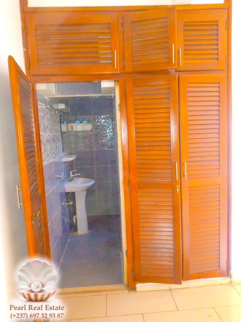Appartement à louer - Yaoundé, Bastos, Commissariat - 1 salon(s), 2 chambre(s), 1 salle(s) de bains - 350 000 FCFA / mois