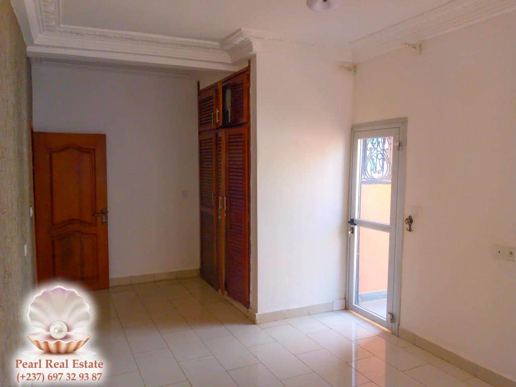 Appartement à louer - Yaoundé, Bastos, Commissariat - 1 salon(s), 2 chambre(s), 1 salle(s) de bains - 350 000 FCFA / mois
