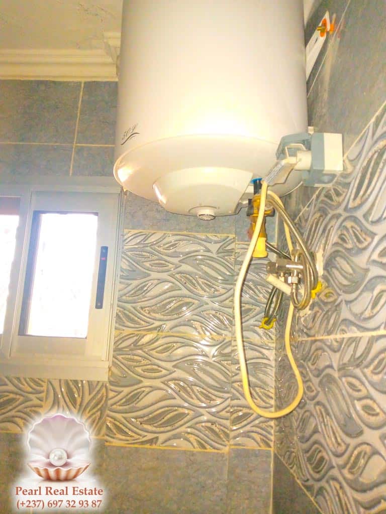 Appartement à louer - Yaoundé, Bastos, Commissariat - 1 salon(s), 2 chambre(s), 1 salle(s) de bains - 350 000 FCFA / mois