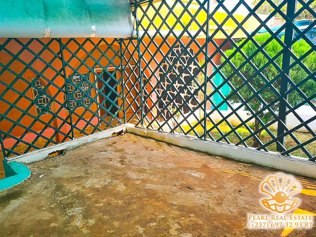 House (Villa) to rent - Yaoundé, Bastos, Carrefour Bastos - 1 living room(s), 4 bedroom(s), 3 bathroom(s) - 700 000 FCFA / month
