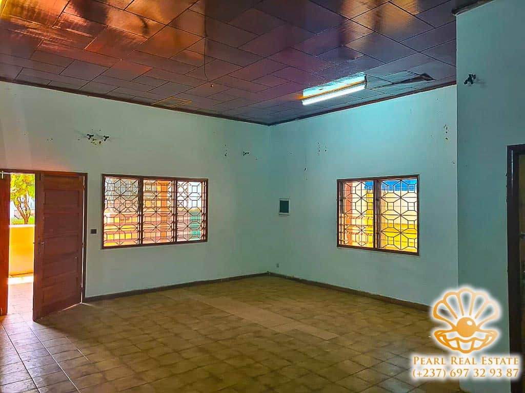 House (Villa) to rent - Yaoundé, Bastos, Carrefour Bastos - 1 living room(s), 4 bedroom(s), 3 bathroom(s) - 700 000 FCFA / month