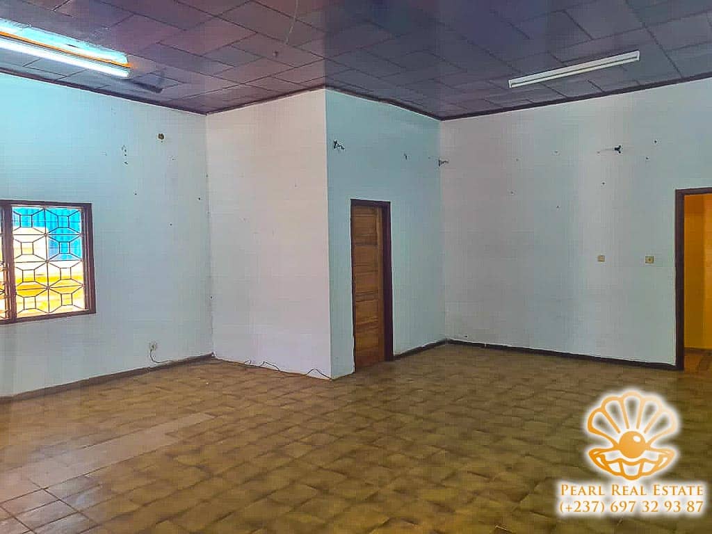 House (Villa) to rent - Yaoundé, Bastos, Carrefour Bastos - 1 living room(s), 4 bedroom(s), 3 bathroom(s) - 700 000 FCFA / month