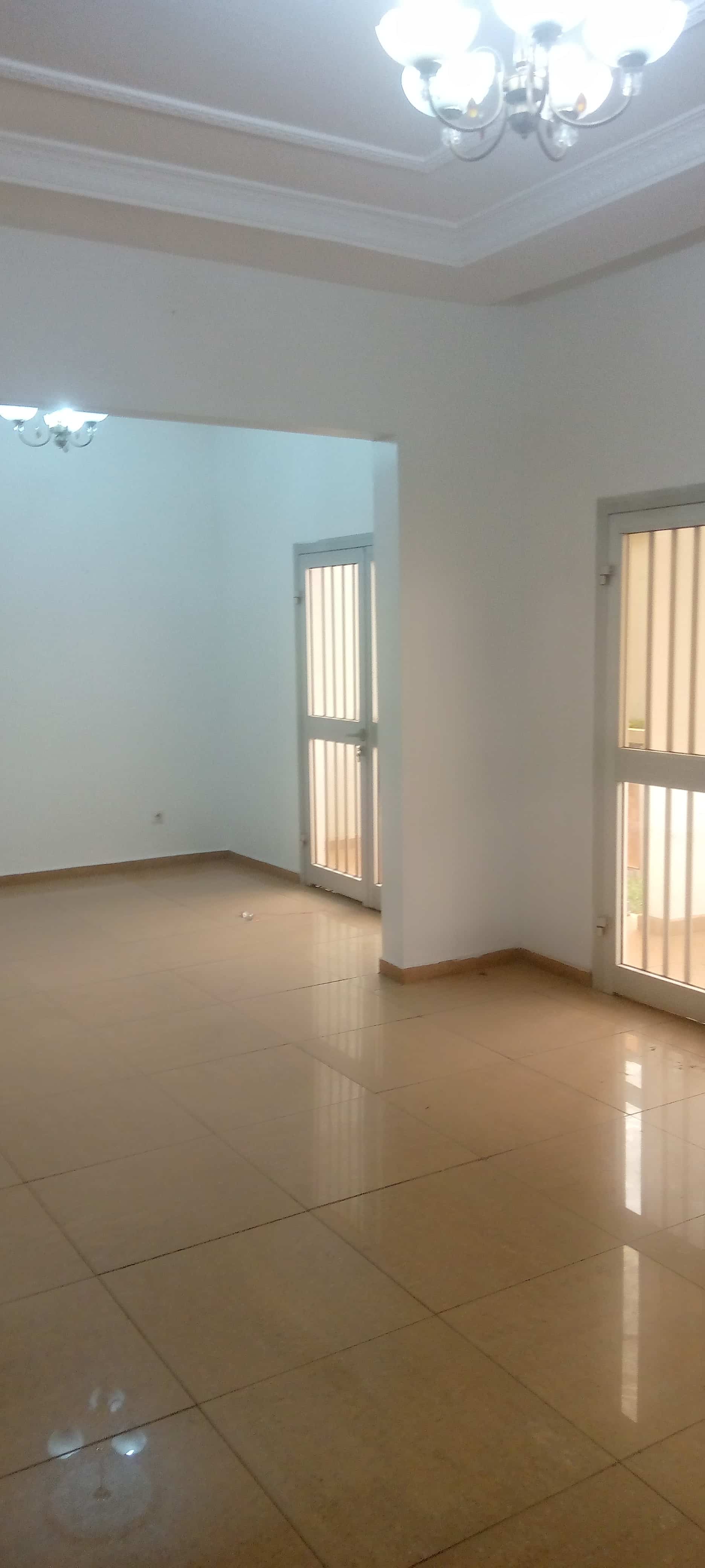 Apartment to rent - Yaoundé, Santa Barbara, Santa - 1 living room(s), 3 bedroom(s), 3 bathroom(s) - 350 000 FCFA / month