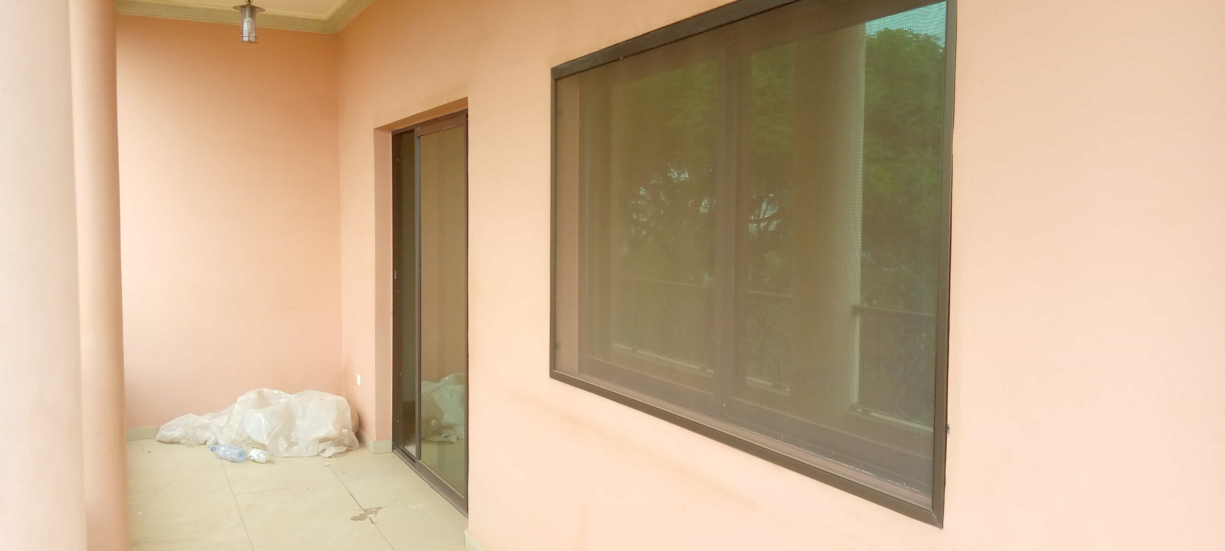 Apartment to rent - Yaoundé, Mfandena, Omnisport (appartement avec ascenseur, caméra de surveillance, réserve d'eau spacieux) - 1 living room(s), 2 bedroom(s), 3 bathroom(s) - 500 000 FCFA / month