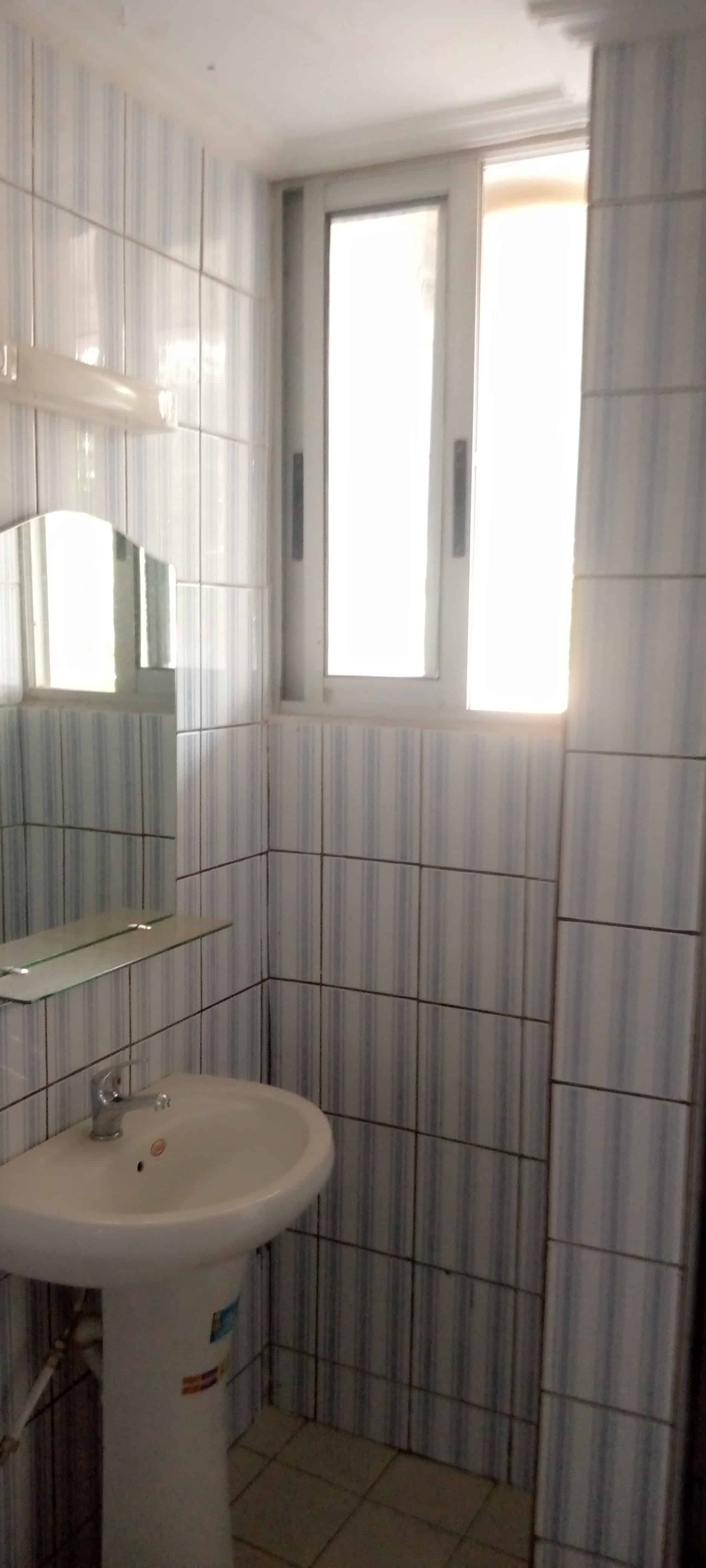 Apartment to rent - Yaoundé, Mfandena, Omnisport - 1 living room(s), 1 bedroom(s), 2 bathroom(s) - 200 000 FCFA / month