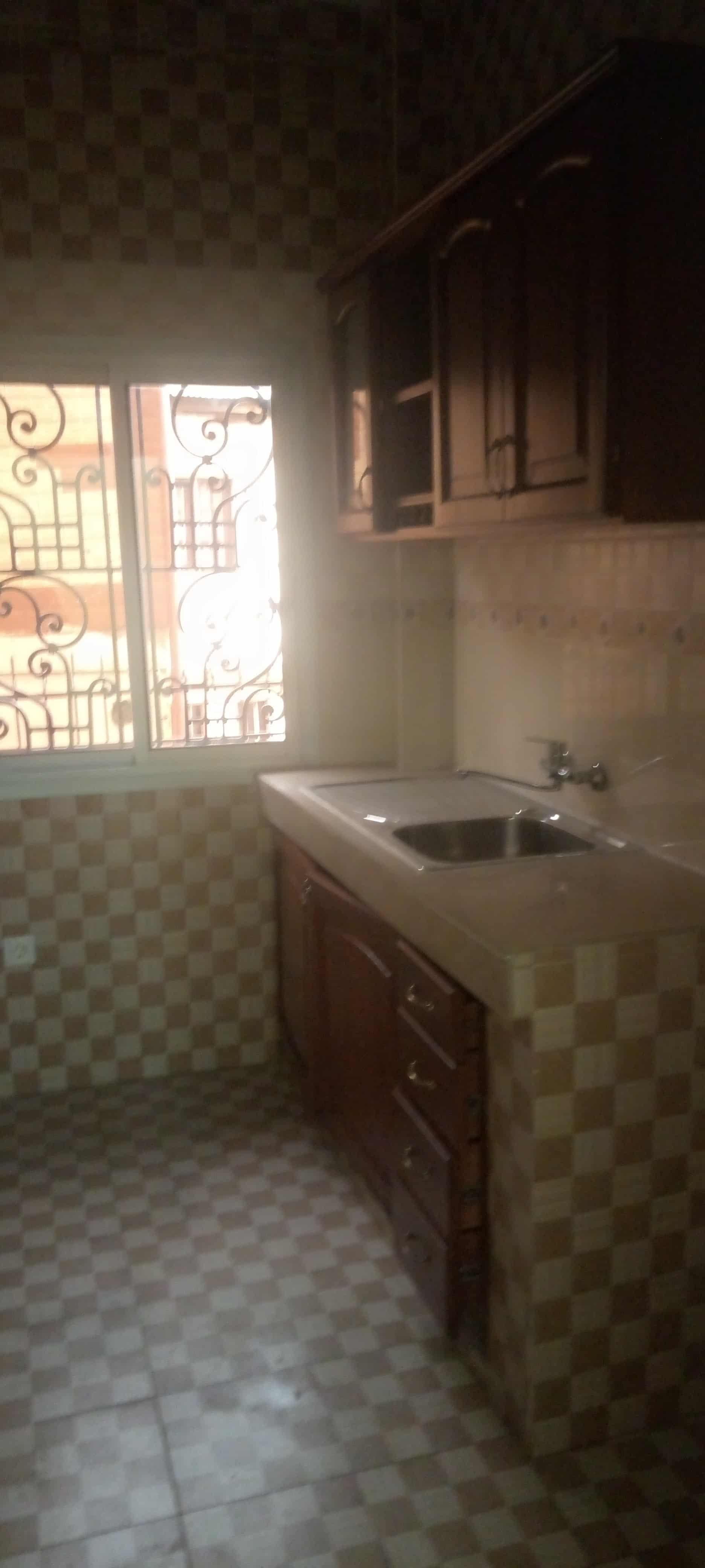 Apartment to rent - Yaoundé, Mfandena, Stv - 1 living room(s), 2 bedroom(s), 3 bathroom(s) - 500 000 FCFA / month