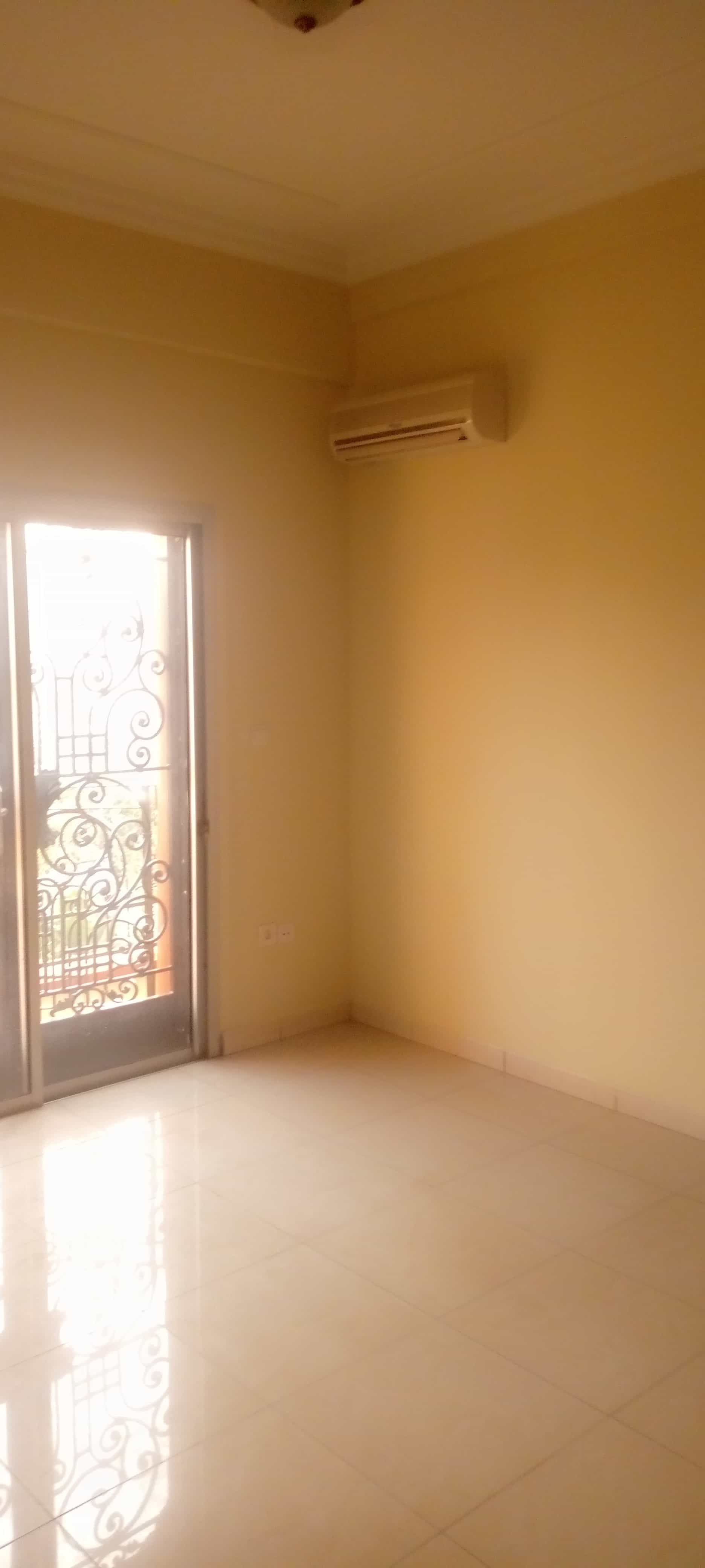Apartment to rent - Yaoundé, Mfandena, Stv - 1 living room(s), 2 bedroom(s), 3 bathroom(s) - 500 000 FCFA / month