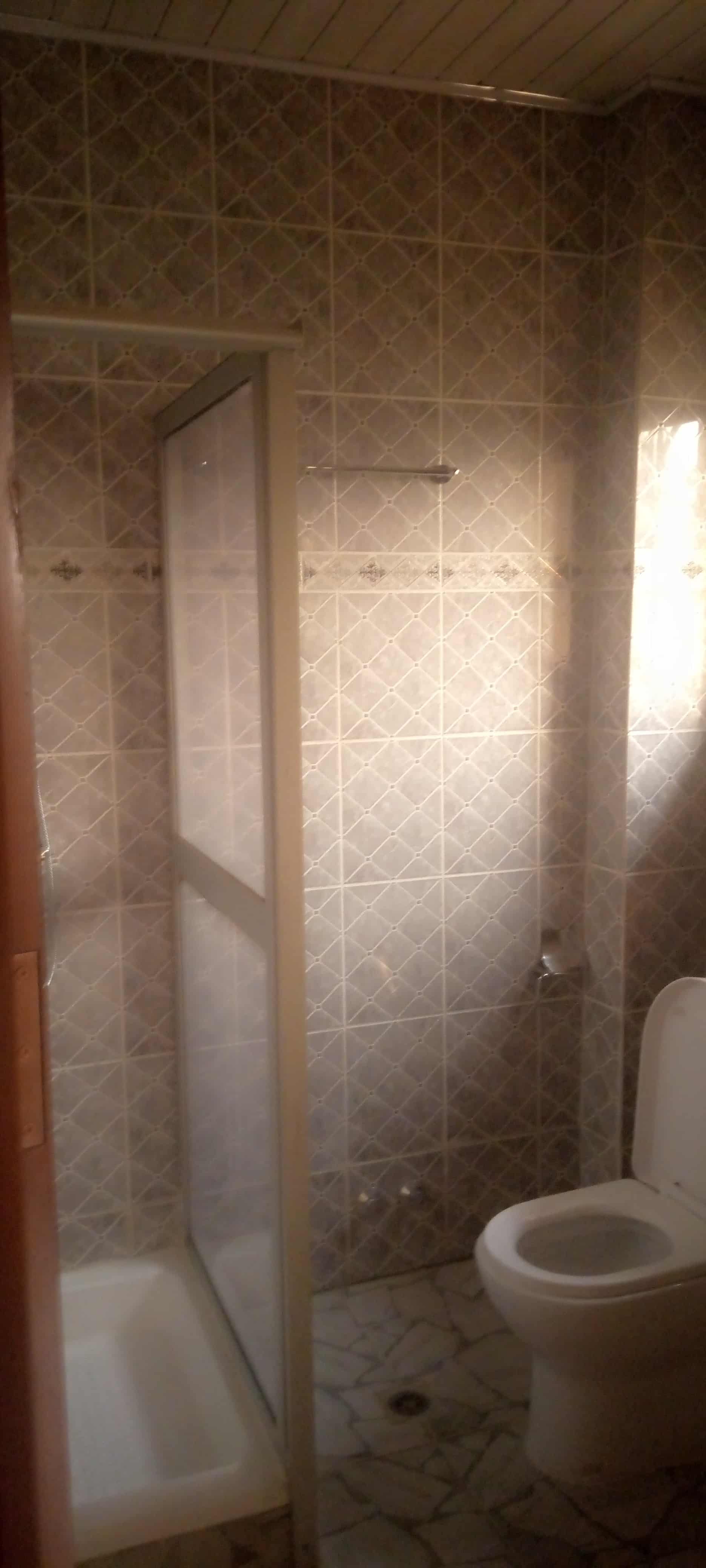 Apartment to rent - Yaoundé, Mfandena, Stv - 1 living room(s), 2 bedroom(s), 3 bathroom(s) - 500 000 FCFA / month