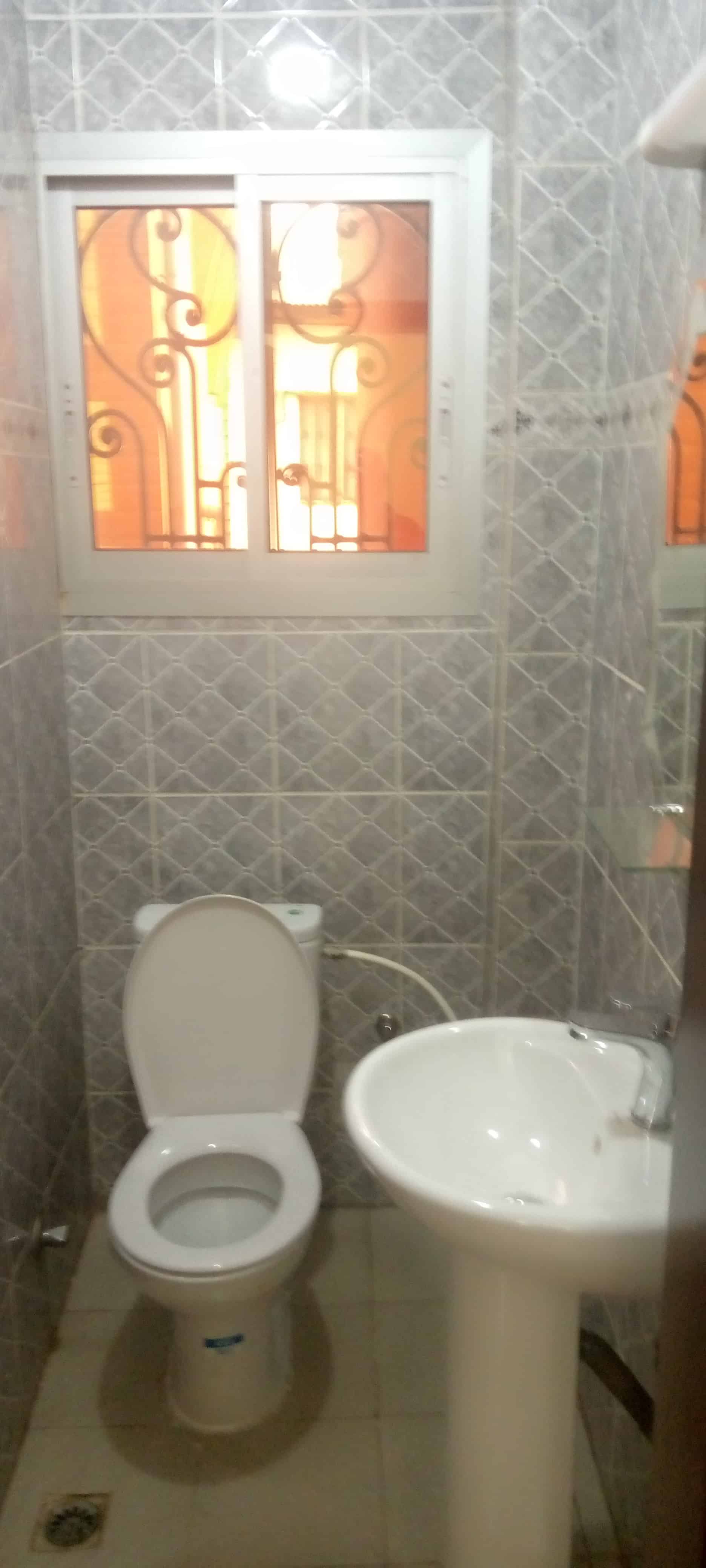 Apartment to rent - Yaoundé, Mfandena, Stv - 1 living room(s), 2 bedroom(s), 3 bathroom(s) - 500 000 FCFA / month