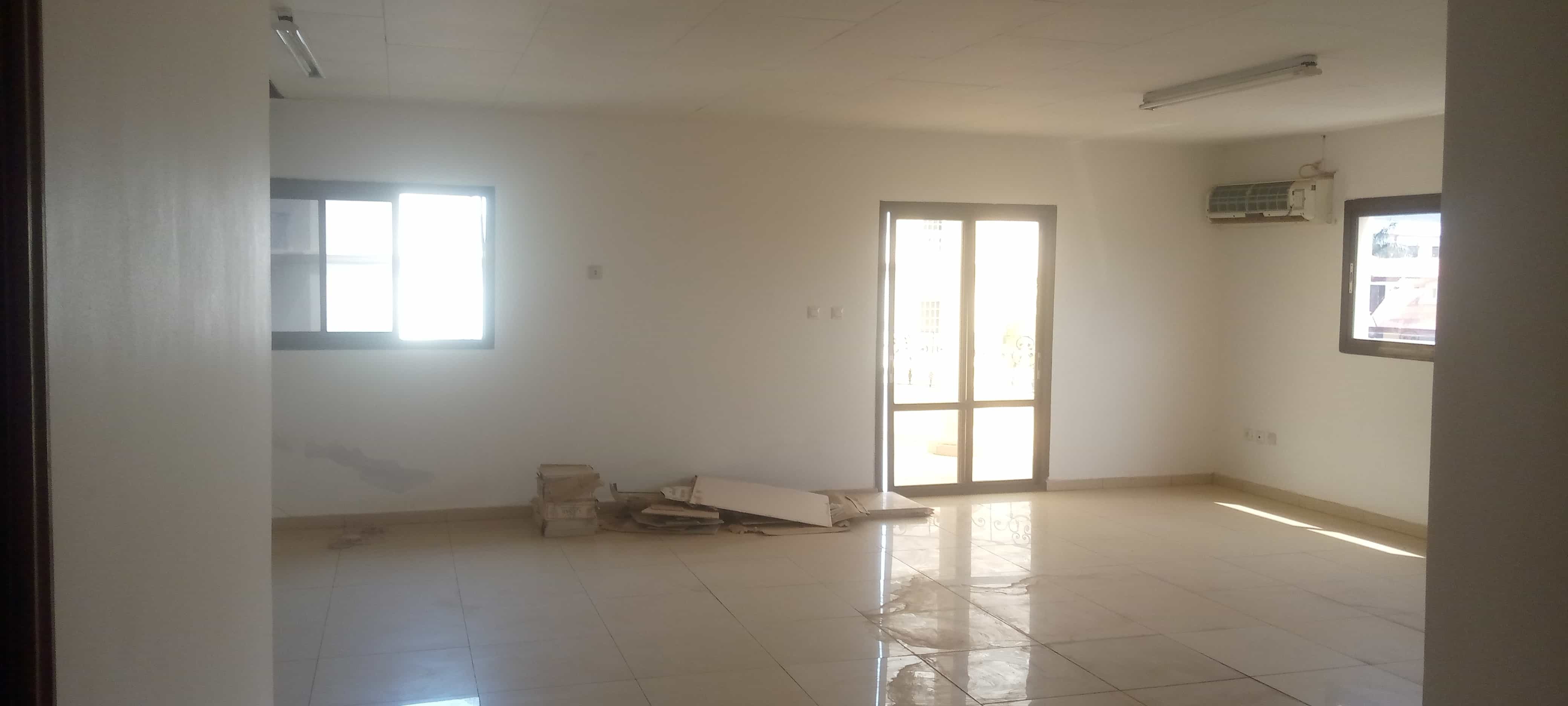 Apartment to rent - Yaoundé, Bastos, Pas loin du rond point - 1 living room(s), 3 bedroom(s), 4 bathroom(s) - 1 100 000 FCFA / month