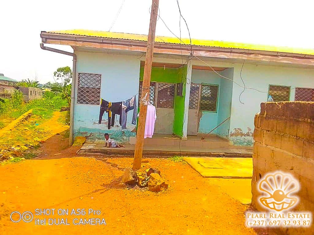 Maison (Concession) à vendre - Yaoundé, Obobogo, Rails - 6 salon(s), 6 chambre(s), 6 salle(s) de bains - 25 000 000 FCFA