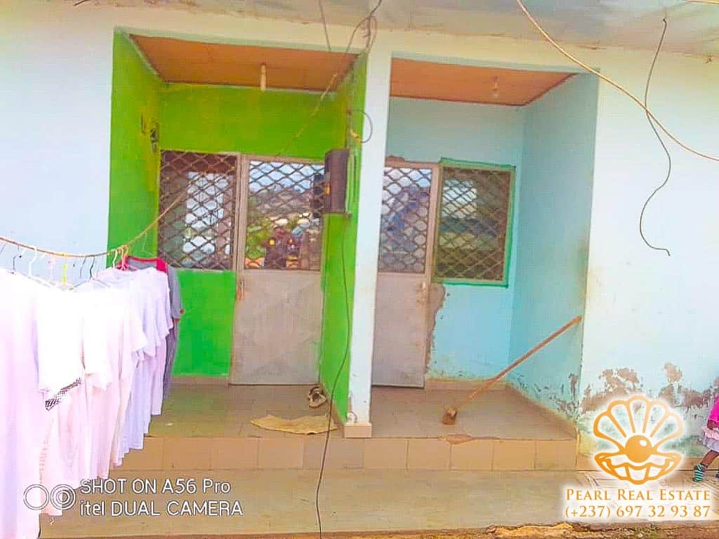 Maison (Concession) à vendre - Yaoundé, Obobogo, Rails - 6 salon(s), 6 chambre(s), 6 salle(s) de bains - 25 000 000 FCFA