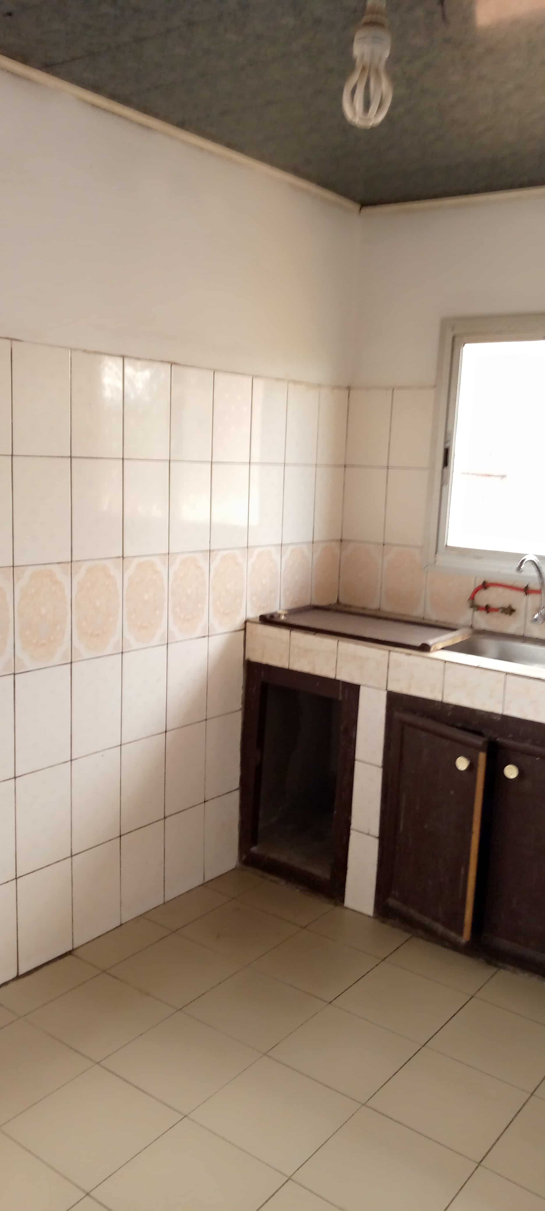Apartment to rent - Yaoundé, Mballa II, Carrefour jamot - 1 living room(s), 2 bedroom(s), 2 bathroom(s) - 180 000 FCFA / month