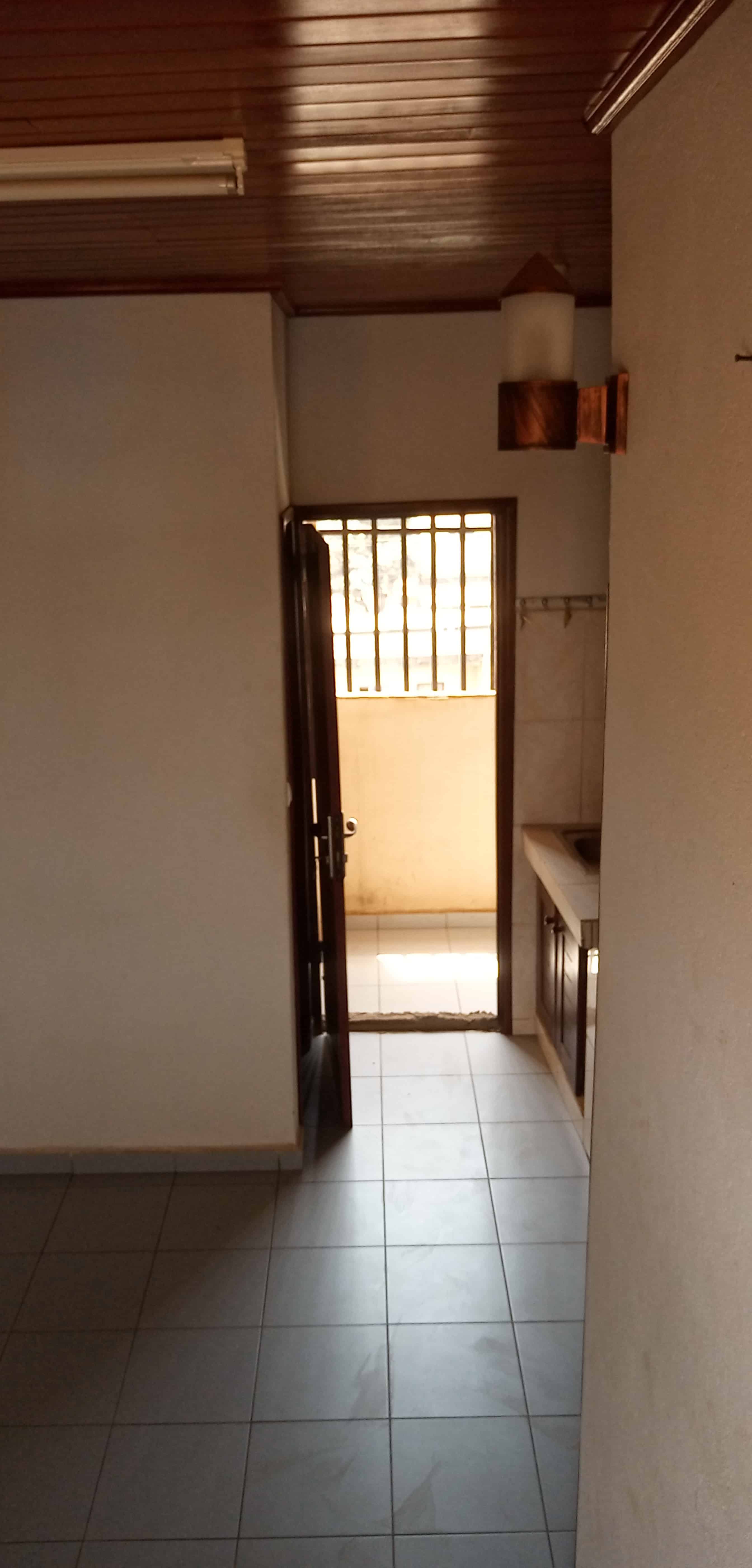 Chambre à louer - Yaoundé, Essos, Hôtel du plateau - 80 000 FCFA / mois