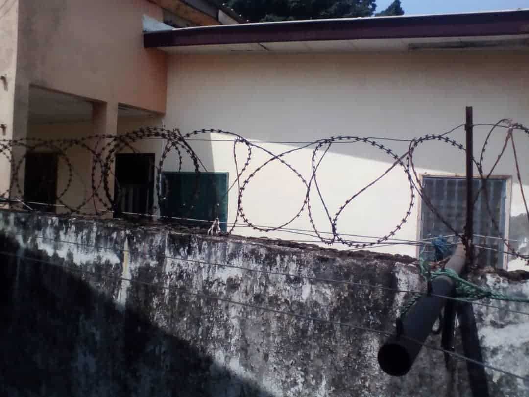 Maison (Villa) à vendre - Yaoundé, Bastos, Nb: c'est deux  villas  à vendre sur un terrain de 700m2 au prix de 350 millions négociable - 1 salon(s), 3 chambre(s), 2 salle(s) de bains - 350 000 000 FCFA