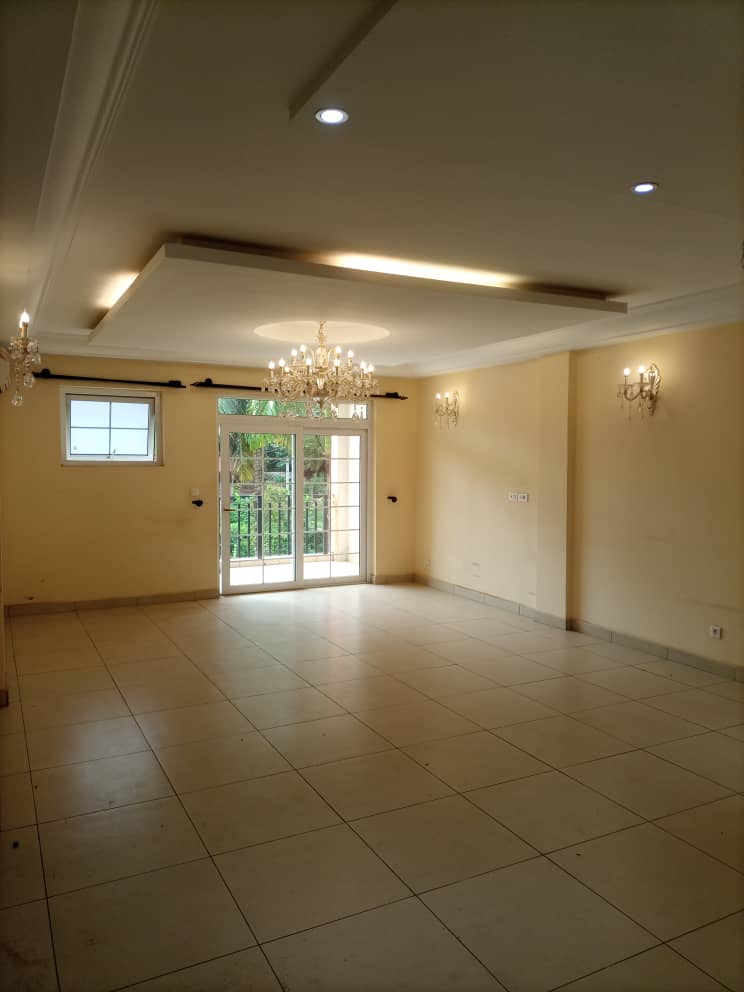 Apartment to rent - Yaoundé, Bastos, Bastos appartement duplex avec piscine ,salle d sport et ascenseur - 1 living room(s), 3 bedroom(s), 4 bathroom(s) - 1 500 000 FCFA / month