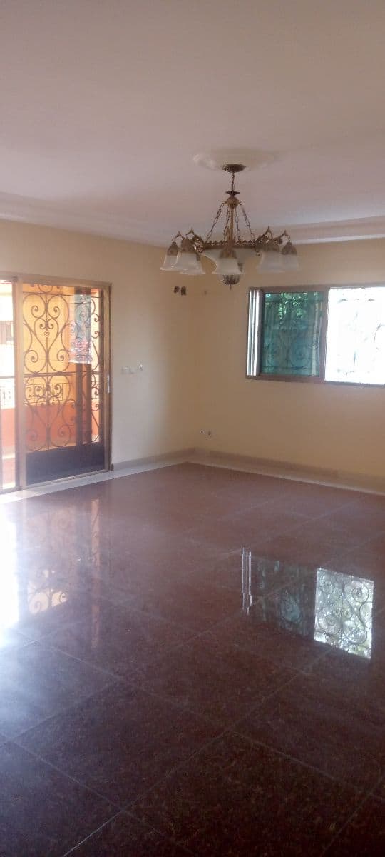 Apartment to rent - Yaoundé, Bastos, Pas loin de mtn - 1 living room(s), 2 bedroom(s), 3 bathroom(s) - 550 000 FCFA / month