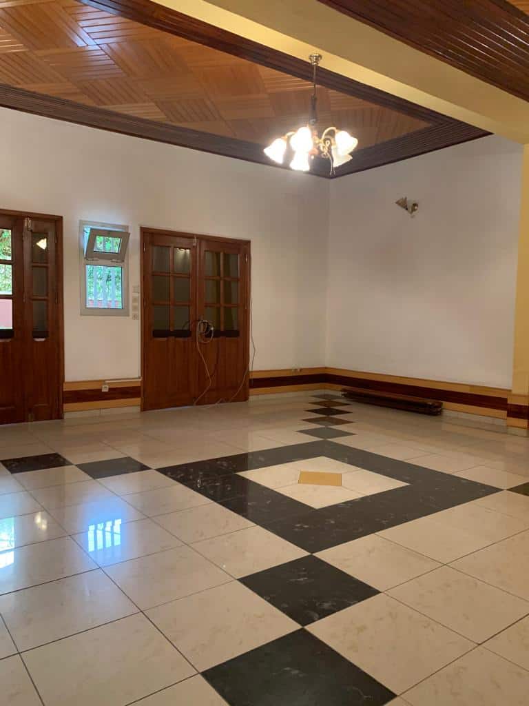 Apartment to rent - Yaoundé, Bastos, Rond point - 1 living room(s), 3 bedroom(s), 3 bathroom(s) - 800 000 FCFA / month