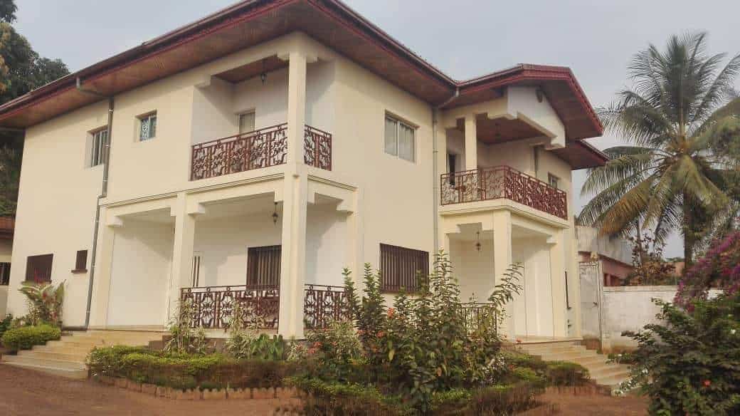 Maison (Duplex) à vendre - Yaoundé, Santa Barbara, Santabarba - 1 salon(s), 5 chambre(s), 4 salle(s) de bains - 180 000 000 FCFA