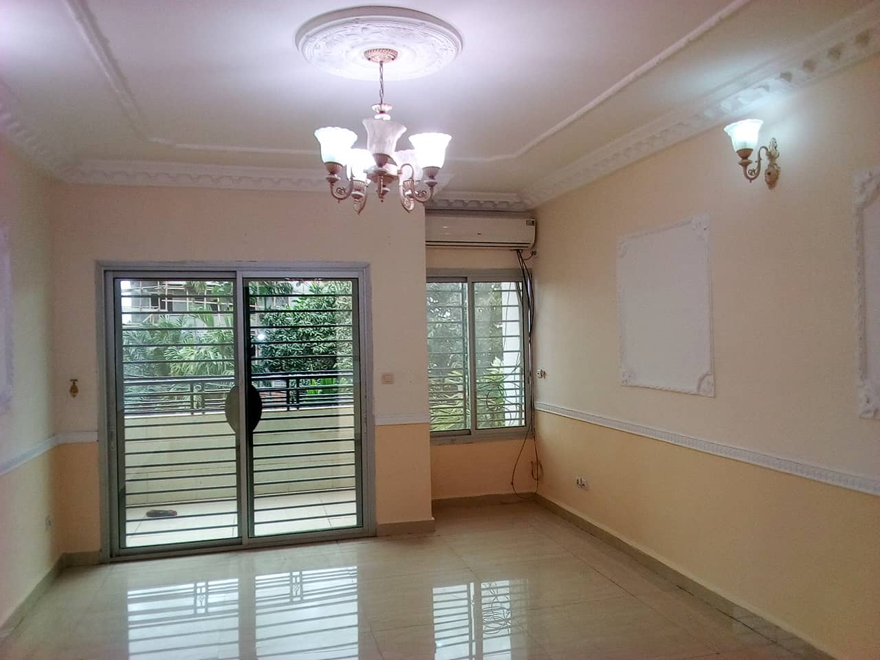 Apartment to rent - Yaoundé, Bastos, pas loin du famous - 1 living room(s), 2 bedroom(s), 3 bathroom(s) - 600 000 FCFA / month