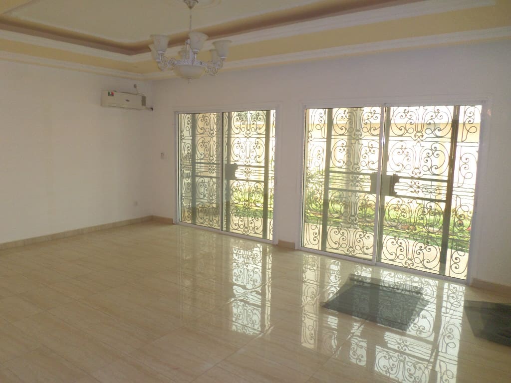 Apartment to rent - Yaoundé, Bastos, pas loin du cosypool - 1 living room(s), 2 bedroom(s), 3 bathroom(s) - 900 000 FCFA / month