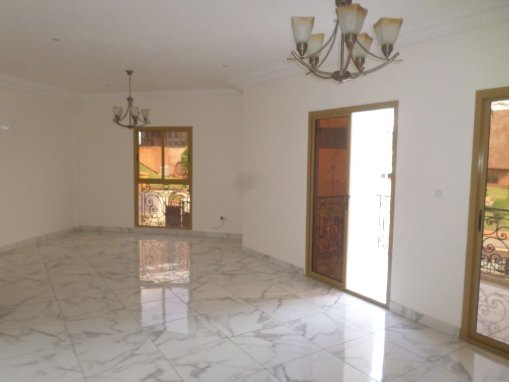 Apartment to rent - Yaoundé, Bastos, dragage - 1 living room(s), 3 bedroom(s), 3 bathroom(s) - 900 000 FCFA / month