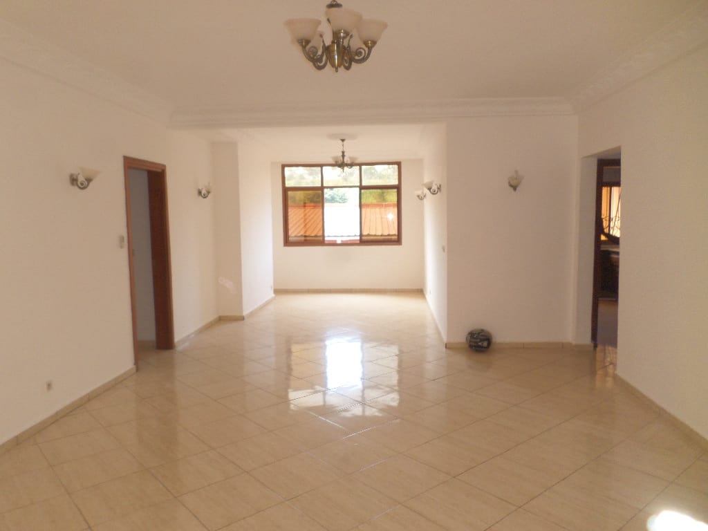 Apartment to rent - Yaoundé, Bastos, pas loin du famous - 1 living room(s), 3 bedroom(s), 3 bathroom(s) - 550 000 FCFA / month