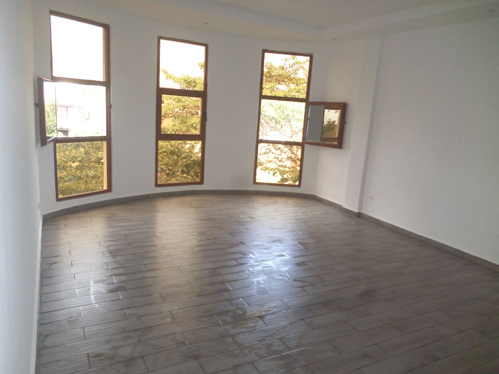 Apartment to rent - Yaoundé, Bastos, pas loin du famous - 1 living room(s), 3 bedroom(s), 3 bathroom(s) - 550 000 FCFA / month