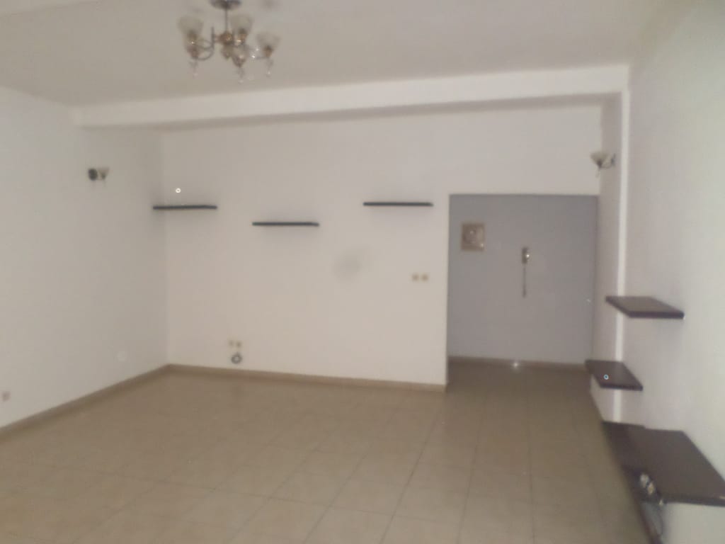 Apartment to rent - Yaoundé, Bastos, nouvelle route - 1 living room(s), 2 bedroom(s), 3 bathroom(s) - 350 000 FCFA / month