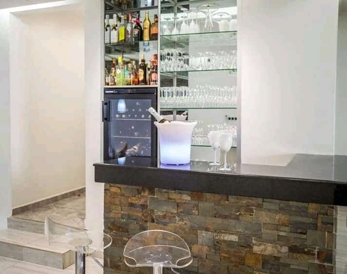 Maison (Villa) à vendre - Yaoundé, Mfandena, Mfandena - 2 salon(s), 6 chambre(s), 4 salle(s) de bains - 400 000 000 FCFA