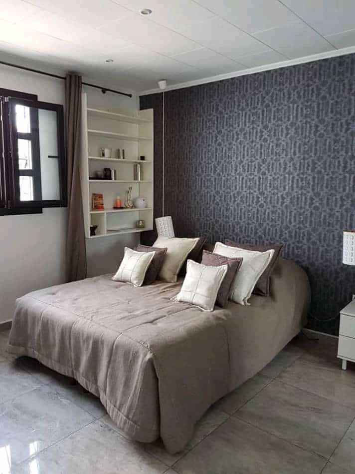 Maison (Villa) à vendre - Yaoundé, Mfandena, Mfandena - 2 salon(s), 6 chambre(s), 4 salle(s) de bains - 400 000 000 FCFA