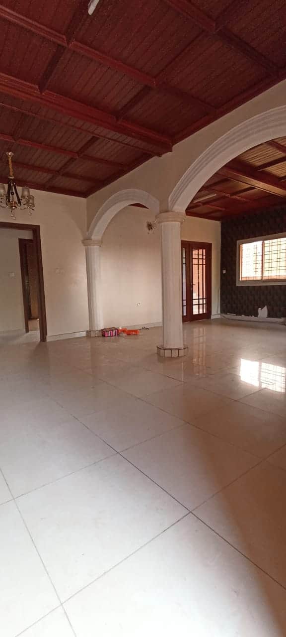 Apartment to rent - Yaoundé, Mfandena, Mfandena - 1 living room(s), 3 bedroom(s), 4 bathroom(s) - 550 000 FCFA / month