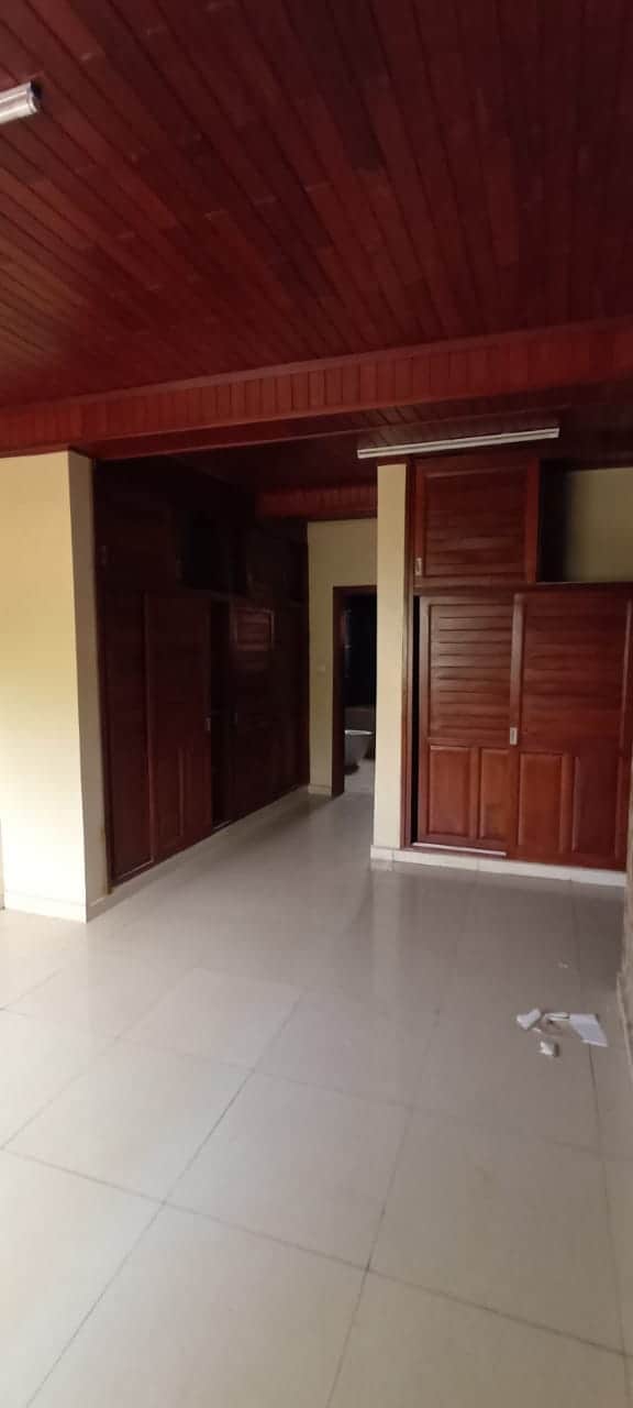 Apartment to rent - Yaoundé, Mfandena, Mfandena - 1 living room(s), 3 bedroom(s), 4 bathroom(s) - 550 000 FCFA / month