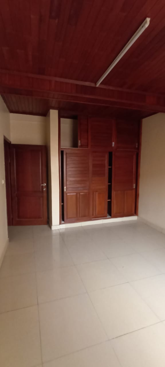 Apartment to rent - Yaoundé, Mfandena, Mfandena - 1 living room(s), 3 bedroom(s), 4 bathroom(s) - 550 000 FCFA / month
