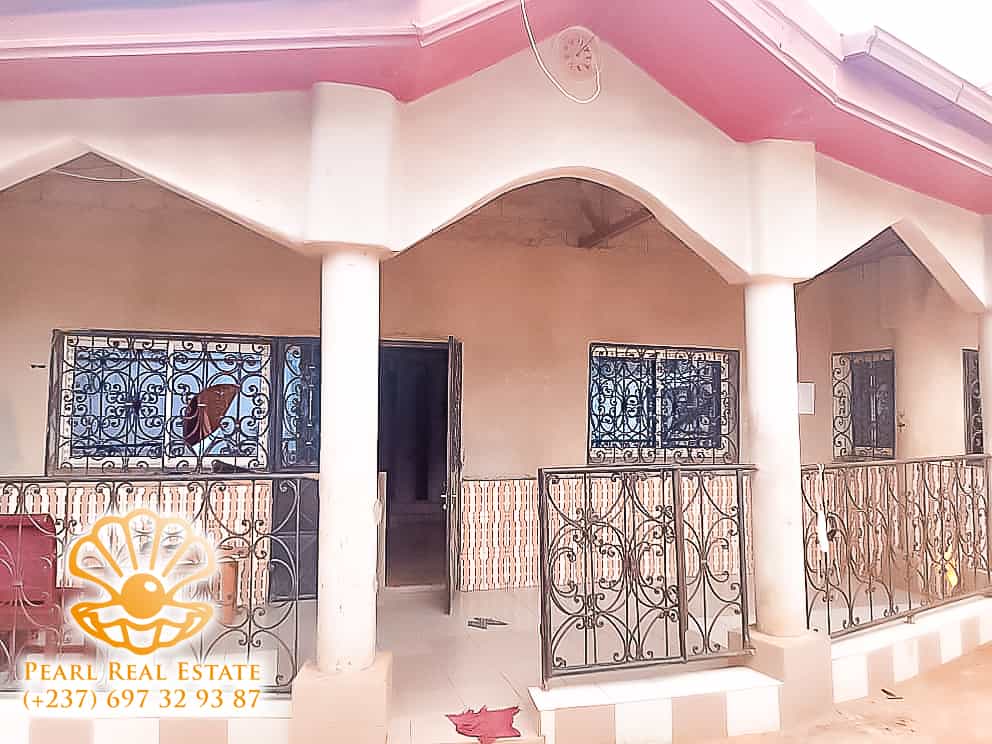Maison (Villa) à vendre - Yaoundé, Ekoumdoum, Happi, Carrefour pressé-pressé - 1 salon(s), 4 chambre(s), 3 salle(s) de bains - 40 000 000 FCFA