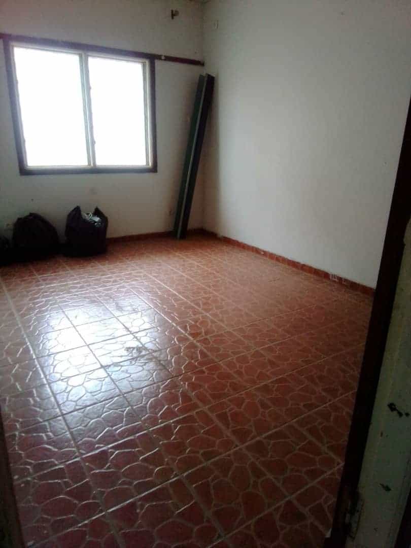 Maison (Villa) à louer - Yaoundé, Mfandena, Titi garage - 1 salon(s), 4 chambre(s), 3 salle(s) de bains - 500 000 FCFA / mois