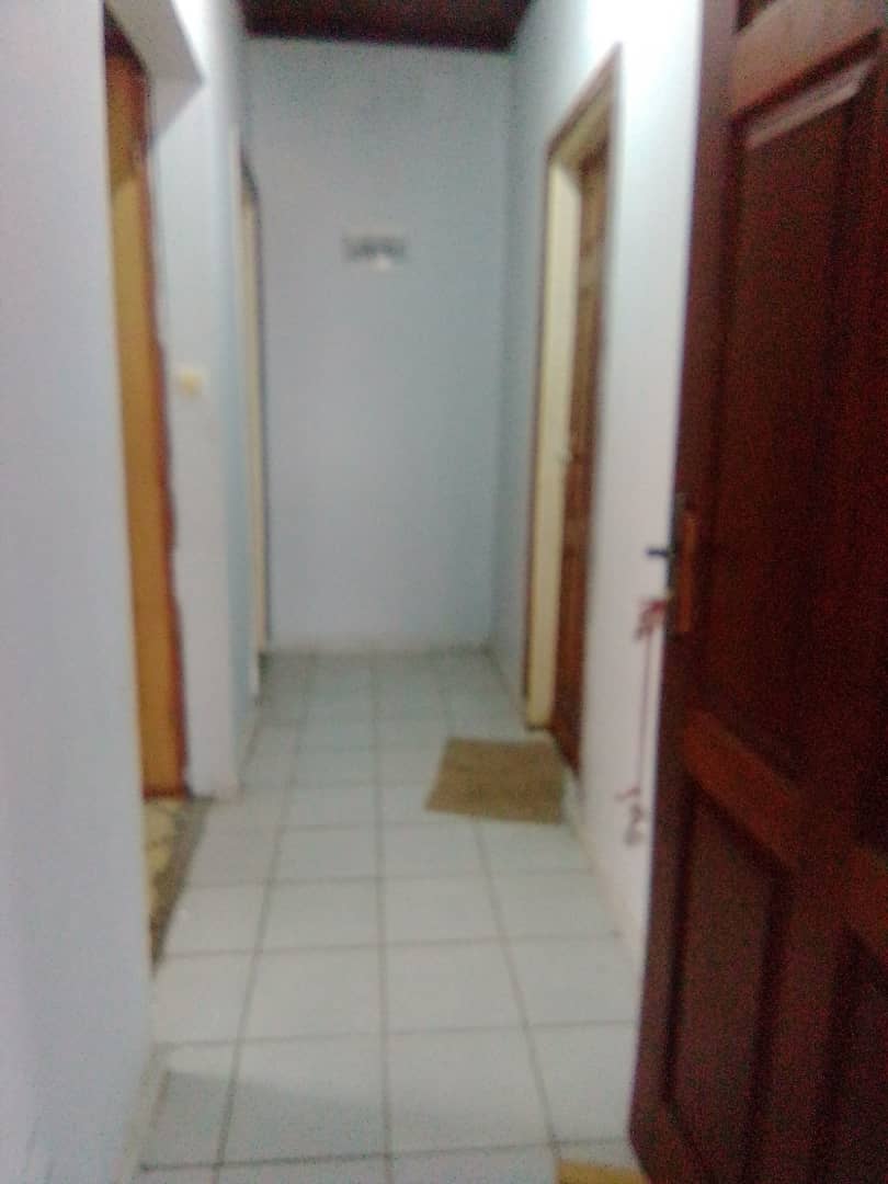 Maison (Villa) à louer - Yaoundé, Mfandena, Titi garage - 1 salon(s), 4 chambre(s), 3 salle(s) de bains - 500 000 FCFA / mois