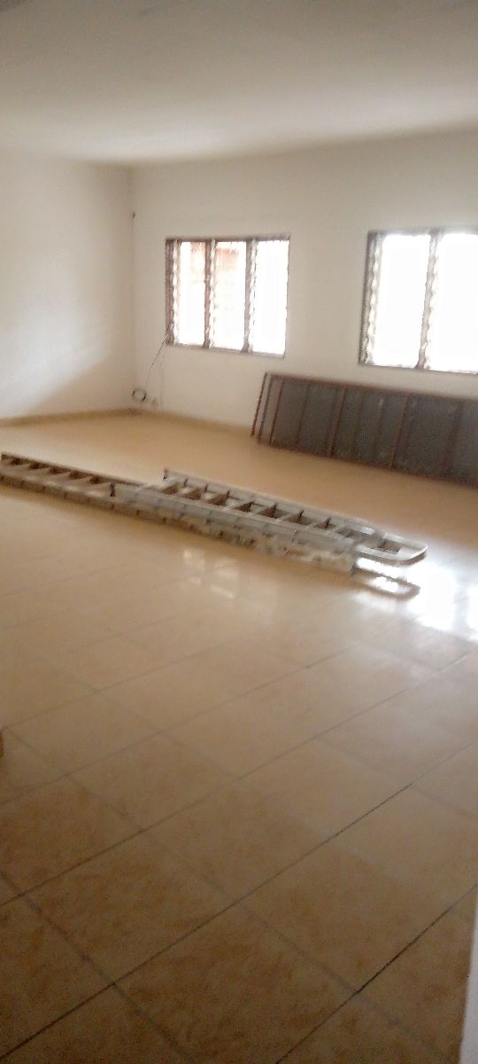 Maison (Villa) à louer - Yaoundé, Bastos, Bastos - 1 salon(s), 3 chambre(s), 2 salle(s) de bains - 1 000 000 FCFA / mois