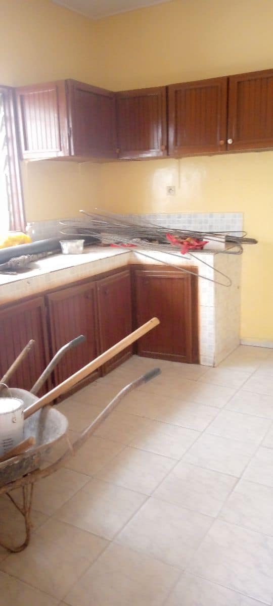 Maison (Villa) à louer - Yaoundé, Bastos, Bastos - 1 salon(s), 3 chambre(s), 2 salle(s) de bains - 1 000 000 FCFA / mois