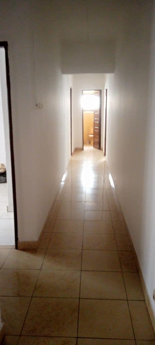 Maison (Villa) à louer - Yaoundé, Bastos, Bastos - 1 salon(s), 3 chambre(s), 2 salle(s) de bains - 1 000 000 FCFA / mois