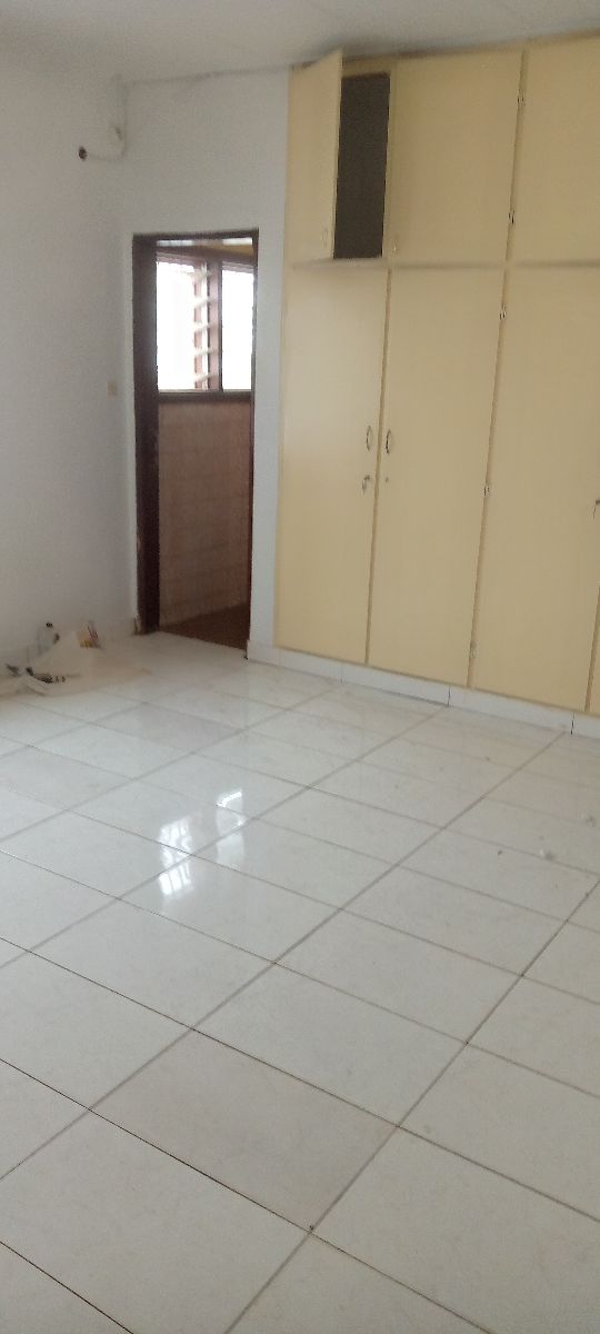 Maison (Villa) à louer - Yaoundé, Bastos, Bastos - 1 salon(s), 3 chambre(s), 2 salle(s) de bains - 1 000 000 FCFA / mois